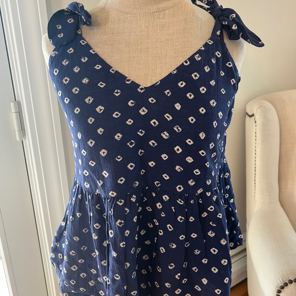 Nwt! Never worn Gap tank size S. Adjustable bow straps.